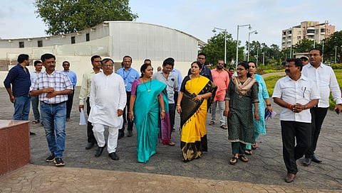सिडको : पेलिकन सेंट्रल पार्कची पाहणी करताना आमदार सीमा हिरे, मनपा आयुक्त भाग्यश्री बानाईत व इतर अधिकारी. (छाया: राजेंद्र शेळके)