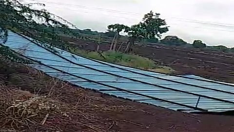 सिन्नर : वादळी वाऱ्यामुळे व्यायाम शाळेचे पत्रे उडाले. (छाया: संदीप भोर)