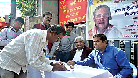 नाशिक : परशुराम साईखेडकर नाट्यगृहात सुलोचनादीदी यांना फाळके पुरस्कार मिळावा यासाठी स्वाक्षरी मोहीम राबविताना चित्रपट महामंडळाचे पदाधिकारी.