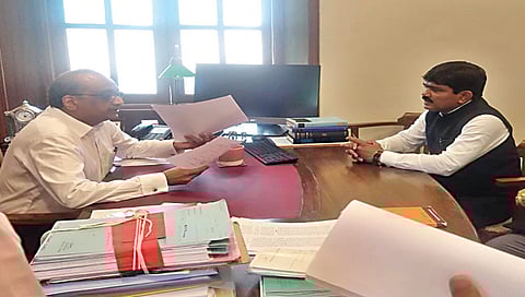 नाशिक : राज्याचे महाधिवक्ता बिरेंद्र सराफ यांच्याशी चर्चा करताना खासदार हेमंत गोडसे.