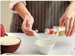 किचनमधील महत्त्वाचा घटक व्हिनेगर, काय आहेत त्याचे फायदे?