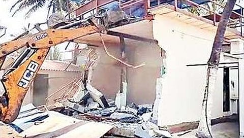 नवापूरमधील बांधकामांवर बुलडोझर; स्थानिकांचा आक्रोश !