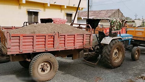 बीड : मांजरा नदीतून वाळूचोरी प्रकरणी पोलिसांकडून तीन ट्रॅक्टरसह २१ लाखांचा मुद्देमाल जप्त