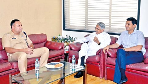 कोल्हापूर : पोलिस अधीक्षक महेंद्र पंडित यांची डॉ. जाधव यांच्याशी चर्चा