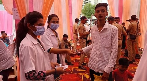 पिंपरीत मुख्यमंत्र्यांच्या कार्यक्रमात खबरदारी, उन्हाचा त्रास होऊ नये म्हणून नागरिकांना ‘ORS’चे वाटप