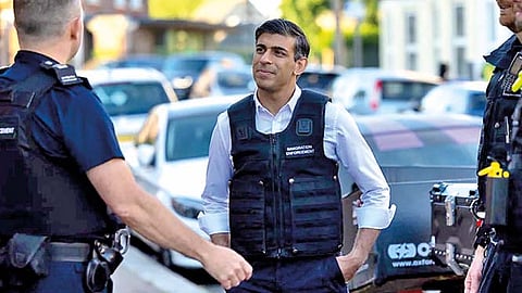 पंतप्रधान ऋषी सुनाक बनले इमिग्रेशन अधिकारी