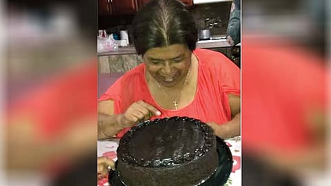 केक कापताना बाहेर आली बत्तिशी!