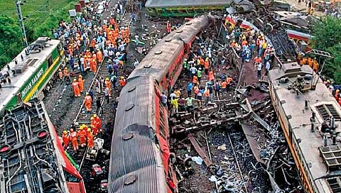 Odisha Train Accident : रेल्वेमंत्र्यांनी राजीनामा द्यावा; कोरोमंडल अपघातावरून विरोधी पक्षांच्या नेत्यांचा हल्लाबोल