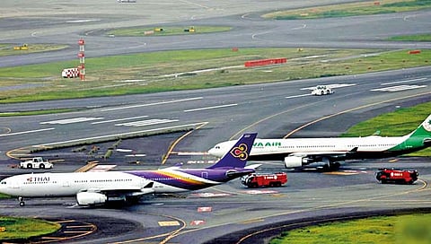 टोकियो विमानतळाच्या धावपट्टीवरच धडकली दोन प्रवासी विमाने