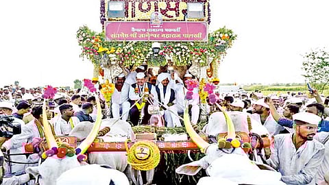 उपमुख्यमंत्र्यांकडून माऊलींच्या पालखीचे सारथ्य