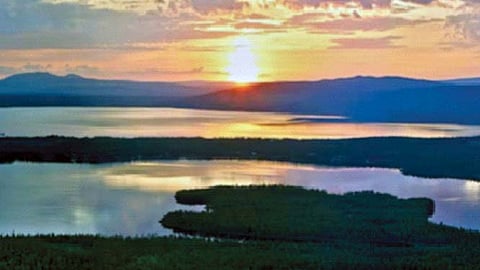 ‘इथे’ दिसतो मध्यरात्रीचा सूर्य