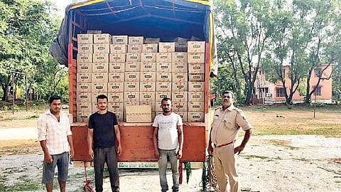 वाहनासह 54 लाखांचा दारूसाठा जप्त