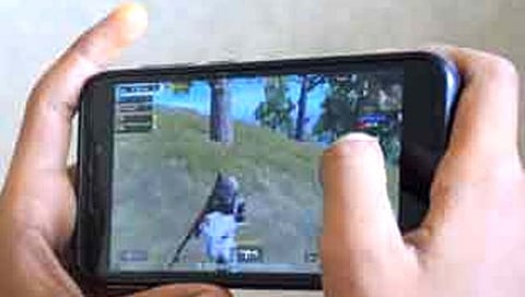 ऑनलाईन गेमच्या नादात आईच्या खात्यातील ५२ लाख रुपये साफ