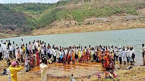 पालकमंत्र्यांनी आश्वासन न पाळल्याने धरणग्रस्तांचे पाण्यात उतरून आंदोलन
