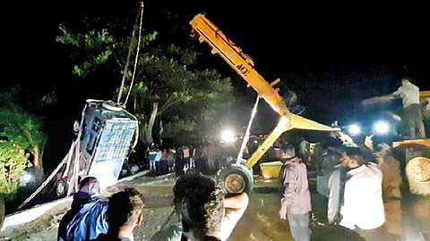 विहे घाटाजवळ जीप विहिरीत पडली