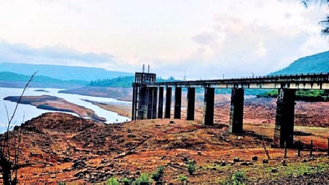 ोयनानगर : कोयना धरणांतर्गत विभागातून पोफळी टप्पा एक व दोनसाठी पाणीपुरवठा करणारा इंटकवेल स्ट्रक्चर सध्या पूर्णपणे उघड्यावर पडले आहे.