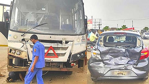 Accident : एसटीचा ब्रेक फेल! कारसह दुचाकीच्या धडकेत एकजण जागीच ठार, तर सात जखमी