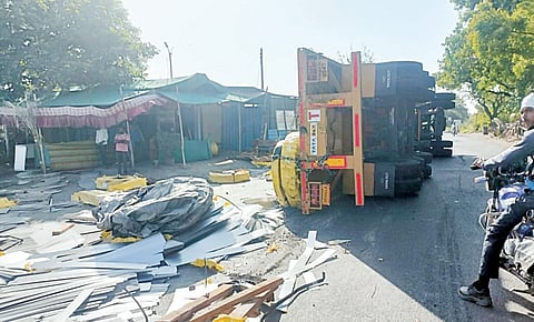 अहमदनगर : पांढरीपूल परिसर बनला अपघात केंद्र; रस्त्यावर ठिकठिकाणी पडले खड्डे