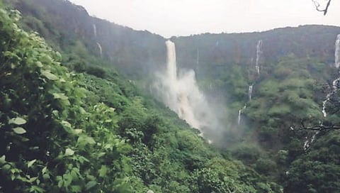 भांबवली धबधबा