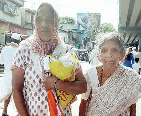 Ashadhi wari 2023 : ‘त्या’ बनल्या एकमेकींच्या ऊर्जा