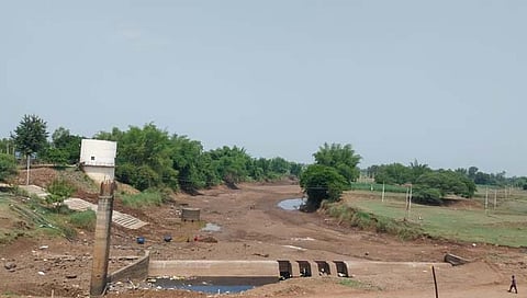 बेळगाव : वेदगंगा पडली कोरडी; आंतरराज्य करारानुसार पाणी संपले, सीमाभागाला प्रतीक्षा पावसासह माणुसकीची