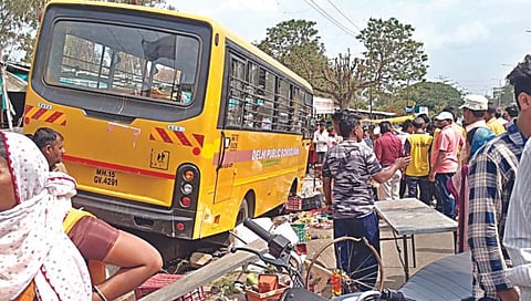 नाशिक : चालकाला फिट आल्याने बस थेट फूटपाथवर! पंचवीस विद्यार्थी बालंबाल बचावले