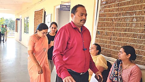 (संशयित गुलाबी साडीत)