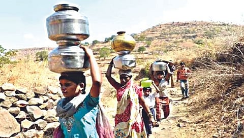 उत्तर महाराष्ट्र तहानलेलाच ! पाच जिल्ह्यांत २३६ गावांना ९६ टँकरद्वारे पाणीपुरवठा