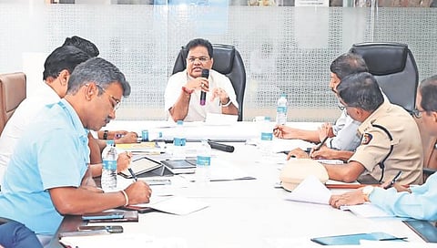 आषाढी वारीतील सेवासुविधांचा आरोग्यमंत्र्यांकडून आढावा