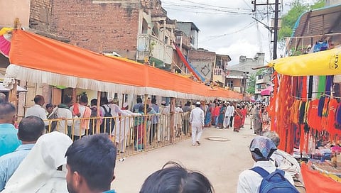 श्री विठ्ठलाची मुखदर्शन रांग एक किलोमीटर लांब