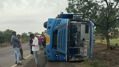 मनमाडला वाऱ्याने उलटवली बस