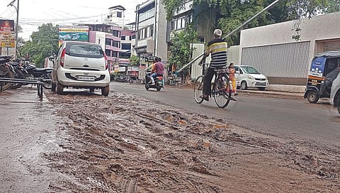 नाशिक : रस्ते दुरुस्तीचे १४० कोटी खड्यात; रस्ते खोदले ११३ किमी अन् डांबरीकरण केले…