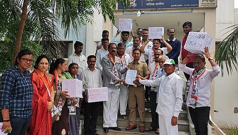 नाशिक : डोक्यावर खोके घेऊन राष्ट्रवादीचे आंदोलन