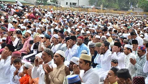 नमाज अदा करताना मुस्लीम बांधव (छाया : हेमंत घोरपडे)