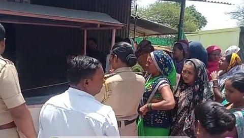 नाशिक : अवैध दारूविक्रीविरोधात महिलांचा “चंडिका’अवतार, चंडिकापूर येथे बाटली केली आडवी