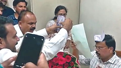 Nashik : निवडणूक निर्णय अधिकाऱ्याच्या अंगावर उधळल्या नोटा, नाशिकरोड व्यापारी बॅंक निवडणूक वाद विकोपाला