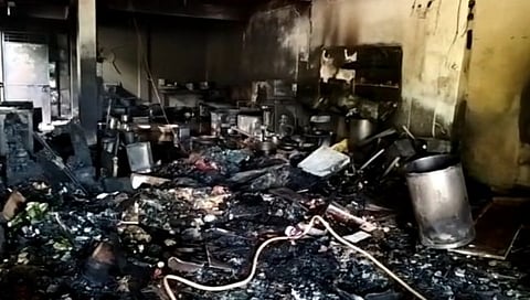 धुळे : साक्रीतील स्वीटच्या दुकानाला भीषण आग