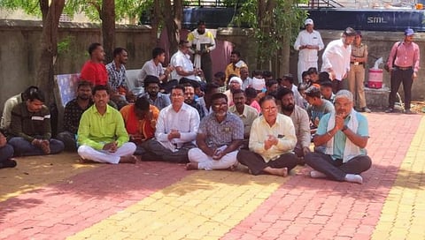 धुळ्यात धार्मिक स्थळातील मूर्तीची विटंबना झाल्याने तणाव, हिंदुत्ववादी संघटनांचे भजन आंदोलन