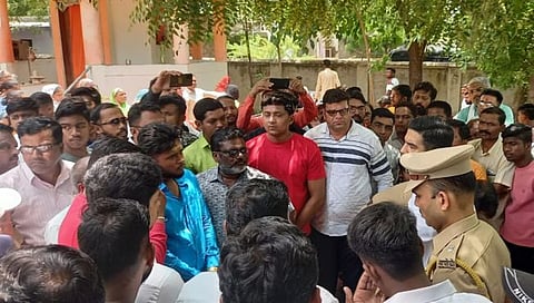 धुळे : मूर्ती विटंबना प्रकरणाची मंत्री गिरीश महाजन, आमदार नितेश राणे यांच्याकडून दखल