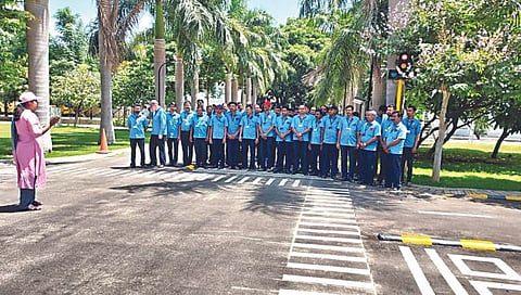 Nashik : स्कूल बसचालकांना सुरक्षित वाहतुकीचे धडे, नाशिक फर्स्ट-आरटीओचा अभिनव उपक्रम