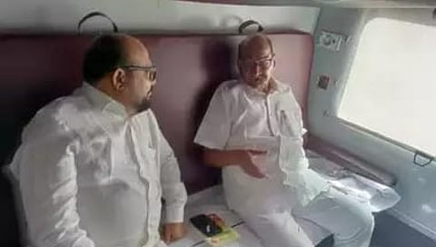 मंत्री गुलाबराव पाटलांचा शरद पवारांसोबत एकत्र रेल्वे प्रवास