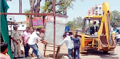 पुणे: देहू नगरपंचायतीचा अतिक्रमणांवर हातोडा