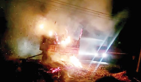 इंदापूर : विजेच्या तारांना स्पर्श झाल्याने ट्रॉलीला आग