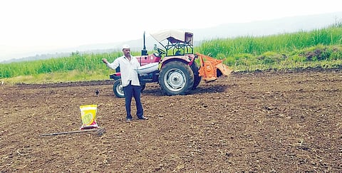 तळेगाव दाभाडे : भातपिकाच्या पेरणीपूर्व मशागतीला वेग