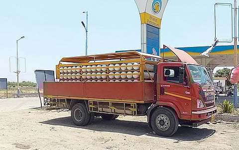 अहमदनगर : धावत्या वाहनातून गॅस गळती