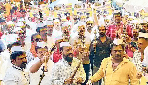 जेजुरीकरांचे आठव्या दिवशीही धरणे आंदोलन सुरूच; दिवटी बुधली पेटवून मोर्चा