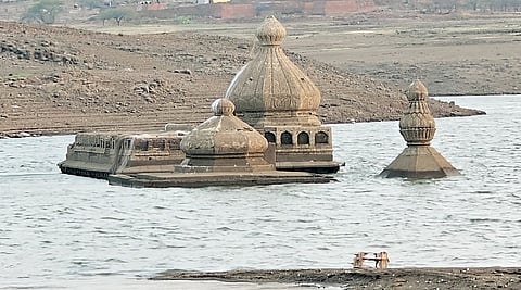 वाडा : जुना वाडा गावच्या आठवणीत अनेकांचे डोळे पाणावले