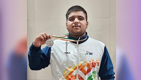 Weightlifting Competition : कुरुंदवाड मधील पेपर विक्रेत्याच्या मुलाचे वेटलिफ्टिंग स्पर्धेत उत्तुंग यश; रौप्य पदकावर मोहोर