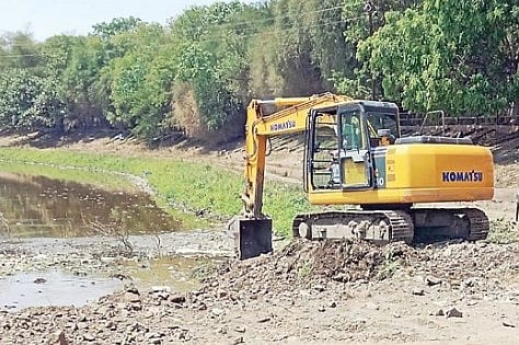 पुणे जिल्ह्यातील 60 तलावांतील गाळ काढण्याचे काम सुरू