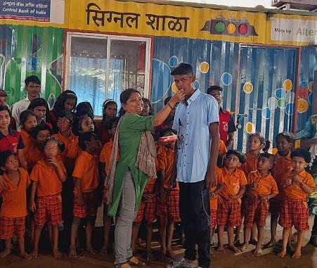 Maharashtra Board SSC Result | दहावीचा निकाल लागताच सिग्नल शाळा आनंदाने डोलू लागली, किरण काळे ६० टक्क्यांनी उत्तीर्ण